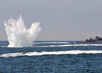 Một tàu tuần tra của Hàn Quốc thả bom chìm trong cuộc tập trận chống tàu ngầm ở ngoài khơi Taean ngày 27/5.